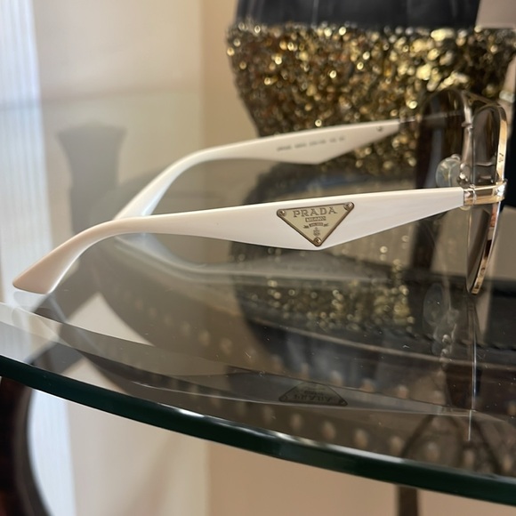 Prada sunglasses! 🤍 - Picture 4 of 11